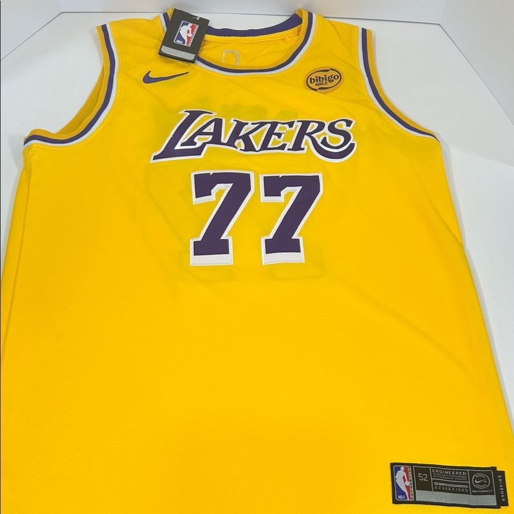 Los Angeles Lakers jersey featuring the number 77 for player Luka Dončić